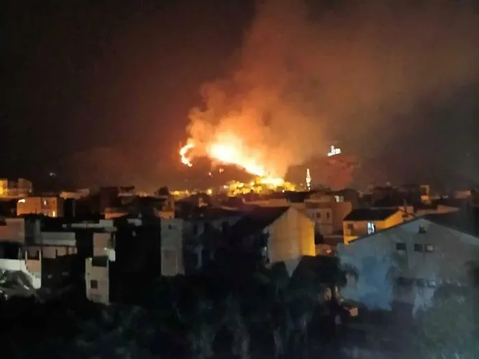 Brucia Monte Castello, evacuato ristorante