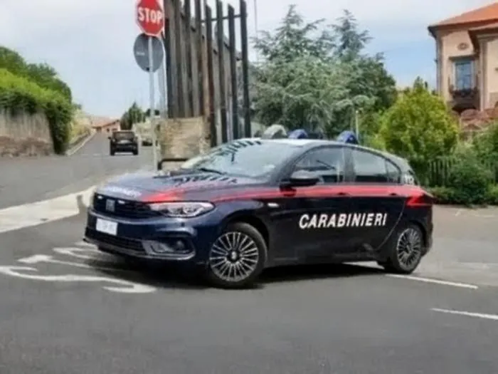 Paga il conto e restituisce le mance rubate