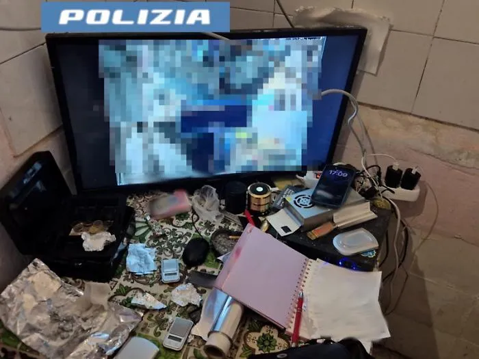 Scoperta una crack room nella via dove &egrave; cresciuto Santapaola