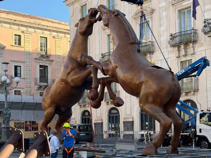 Cavalli bronzei, polemica social per i costi di installazione