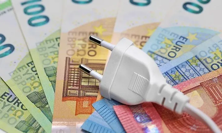 Bolletta shock da 2.300 euro per una casa di 60 metri quadrati a Castiglione di Sicilia: protesta per atti Sogert