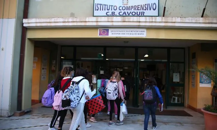 Scuola, l'allarme della preside della Cavour di Catania: &laquo;Mancano aule e i banchi li abbiamo comprati noi. Ma il Comune non risponde&raquo;