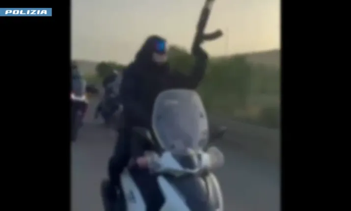 Kalashnikov alla corsa clandestina di cavalli a Palagonia: arrestato un giovane vicino al clan Cappello-Bonaccorsi